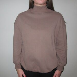 Brown turtleneck sweatshirt #minimal #turtleneck #cozy